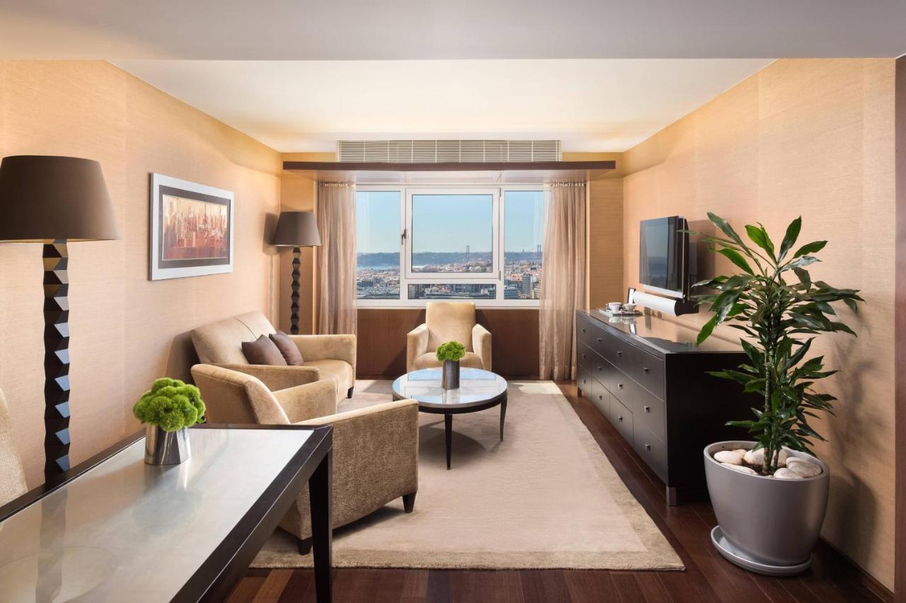 Executive Suite, Club lounge access, 1 Queen, Skyline view,1705799620:JPEG